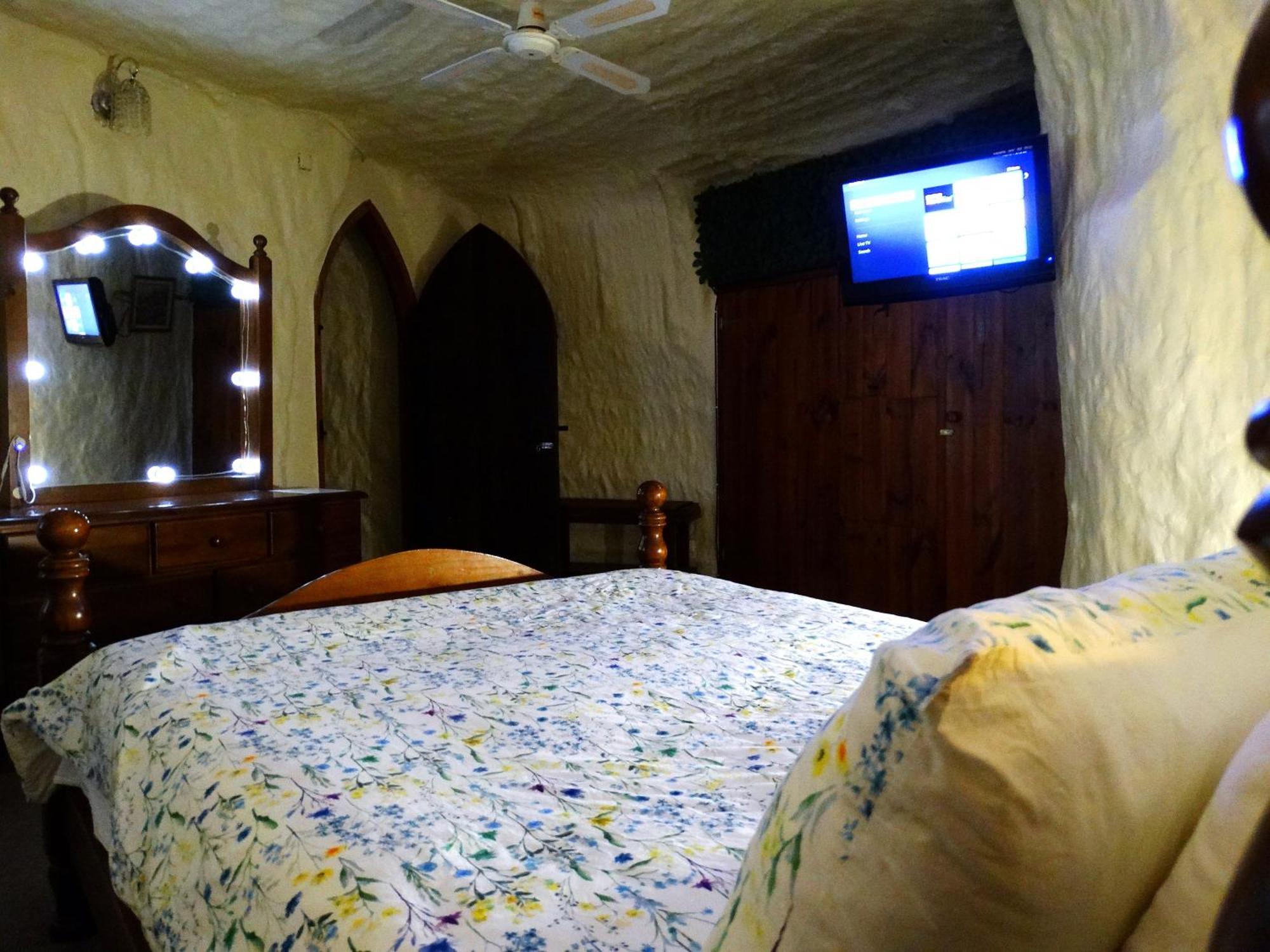 Hotel Di'S Dugouts à Coober Pedy Extérieur photo